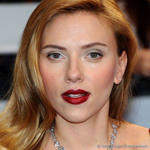 Scarlett Johansson usou o vermelho em um degrad? de tons que d? a impress?o de l?bios maiores